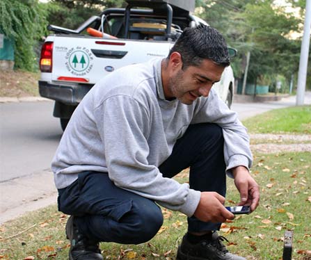 Técnico de la cooperativa midiendo en la red